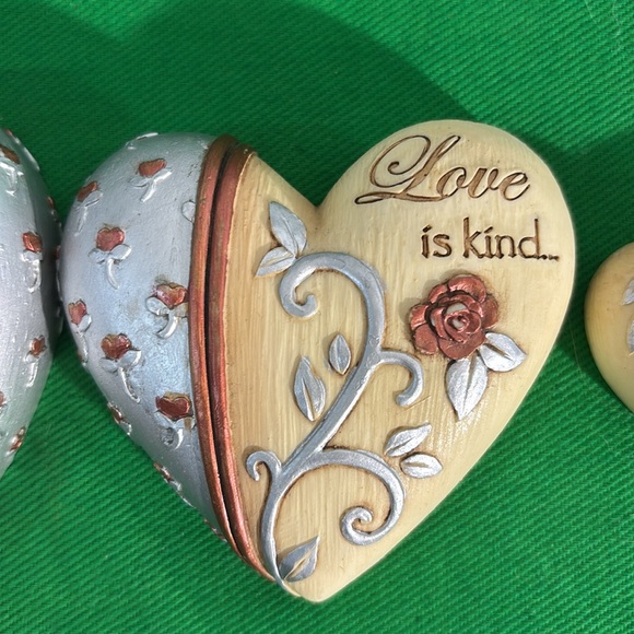 Stacking/nesting three hearts “Love is patient” - Picture 3 of 5